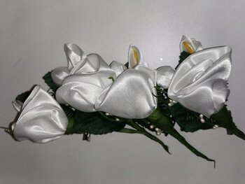 4 corsage satijn wit