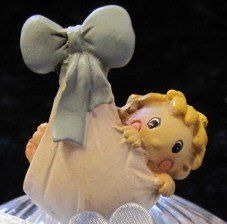 Baby hangend in luier