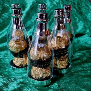 champagne flesje mini met 2 Ferrero Rocher pralines
