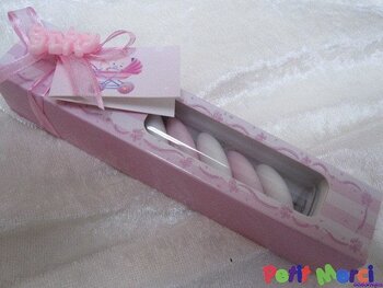 Glazen buisje in roze doosje met dragees