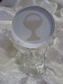 hostie tussen handen glas