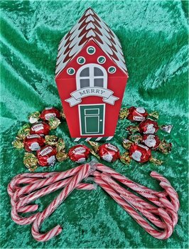 kerst-vogelhuisje met candy-canes en bonbons